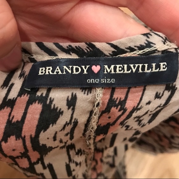 Brandy Melville Jacqueline Crop Tank Top in Aztec - Picture 4 of 5